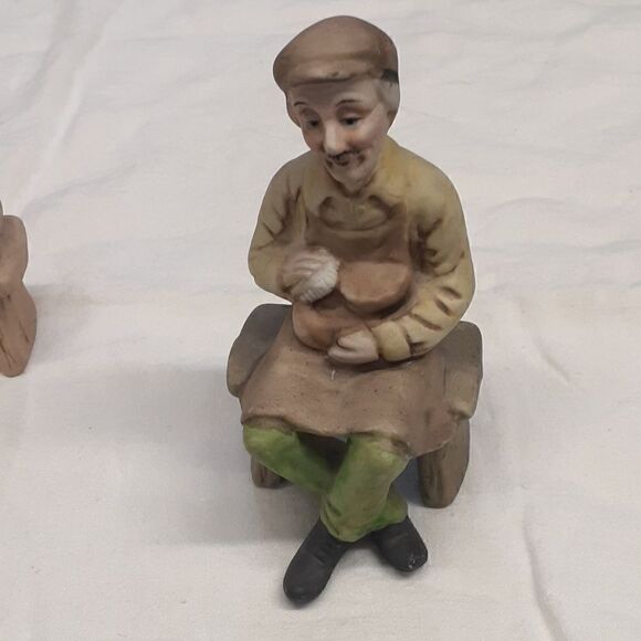 Pair of vintage ceramic figurines: old woman peeling apples and man scrubbing. - Picture 7 of 13